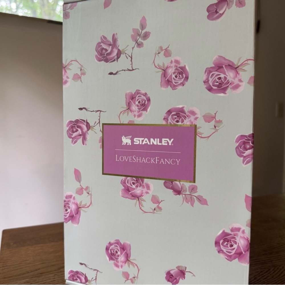 Stanley✨🩷🌸 LoveShackFancy Rose Tumbler - Picture 5 of 6